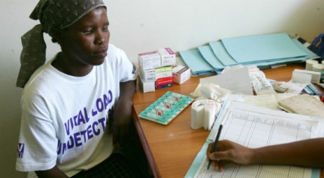 Une femme recevant son traitement dans une clinique sud-africaine, le 24 novembre 2005. REUTERS/Mike Hutchings