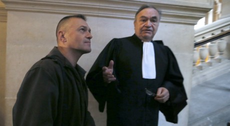 Le soldat français Guy Raugel et son avocat arrivent à la Cour d'assises de Paris, le 27 novembre 2012. AFP/Kenzo Tribouillard