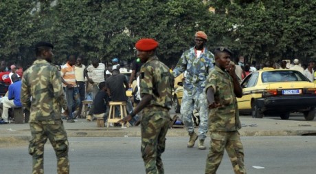 Forces de l'ordre de Côte d'Ivoire lors d'une patrouille, décembre 2011. © SIA KAMBOU / AFP