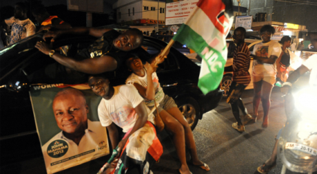 Des soutiens de Mahama à l'annonce de son élection, Accra, le 9 décembre. © PIUS UTOMI EKPEI / AFP