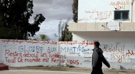Inscriptions murales commémorant la révolution, Sidi Bouzid, décembre 2012. © KHALIL / AFP