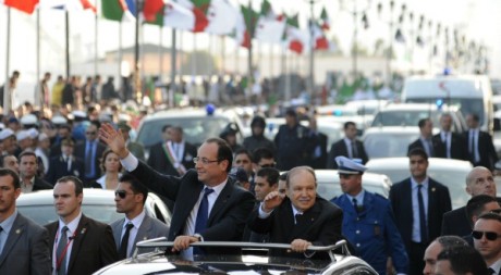 François Hollande salue la foule à son arrivée à Alger, 19 décembre 2012. © FAROUK BATICHE / AFP