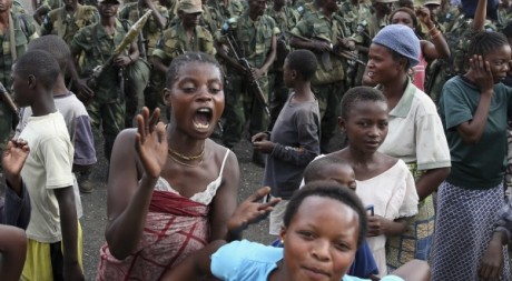 Les populations enthousiastes lors du retour des troupes gouvernementales de RDC à Goma, 3 décembre © Goran Tomasevic / Reuters