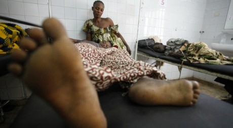 Des blessés après le drame de la bousculade, le 1er janvier 2013. REUTERS/Thierry Gouegnon