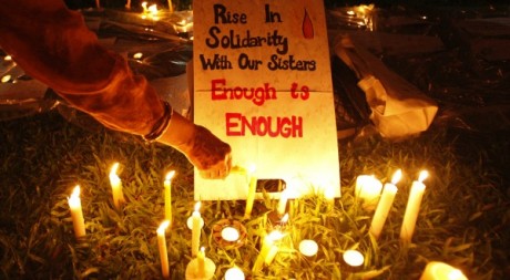 Des bougies en hommage à la jeune Indienne violée, Singapour, janvier 2012. © REUTERS/Edgar Su