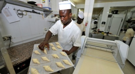 De jeunes ouvriers dans une boulangerie, Dakar, octobre 2012. © SEYLLOU / AFP