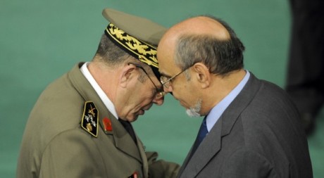 Le premier ministre Hamadi Jebali et le général Rachid Ammar à l'assemblée constituante le 13 décembre 2011.  AFP/FETHI BELAID 