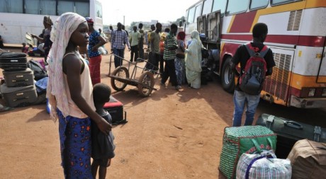 Maliens quittant la ville de Gao, avril 2012. © ISSOUF SANOGO / AFP