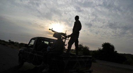 Un soldat de l'armée malienne qui arme son pick-up près de Markala. Le 22 janvier 2013. AFP/ Issouf Sanogo