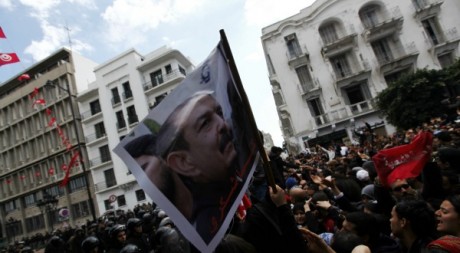 Des manifestants à Tunis arborent le portrait de Chokri Belaïd, le 6 février 2013. Anis Mili/Reuters