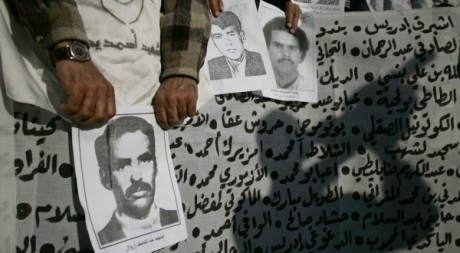 Portraits de victimes de la torture sous Hassan II lors d'une manifestation à Rabat, 12 janvier 2007. REUTERS/Rafael Marchante