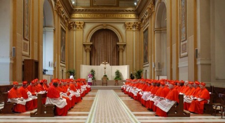 Cardinaux lors du conclave de 2005, Chapelle Sixtine. ©ARTURO MARI / AFP