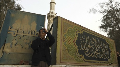 Un homme prend une photo non loin du quartier général des Frères musulmans le 22 mars 2013. REUTERS/Amr Abdallah Dalsh