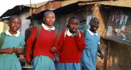 Des écolières vont à l'école à Nairobi au Kenya le 15 février 2013. REUTERS/Noor Khamis
