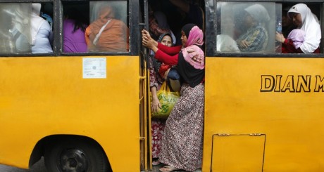 Des Indonésiennes dans un bus, Jakarta, juillet 2012 / REUTERS