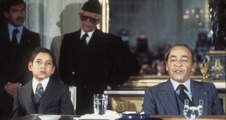 Hassan II (droite) et Mohammed VI (alors encore prince Sidi Mohammed) à Paris, 1976 / AFP