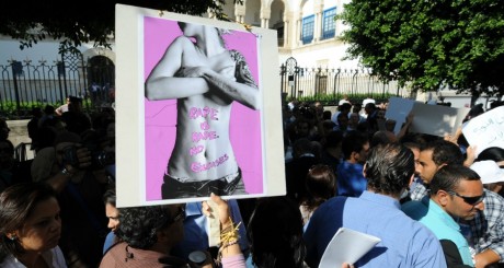 Manifestation en soutien à Meriem, violée par deux policiers, Tunis le 2 octobre 2012. FETHI BELAID / AFP