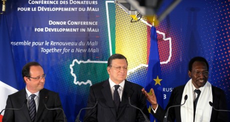 François Hollande, Jose Manuel Barroso et Dioncounda Traoré, bruxelles, 15 mai 2013 / REUTERS