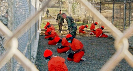 Des prisonniers dans le centre de détention de Guantánamo, 2002 / REUTERS