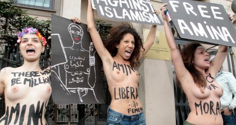 Femen manifestant seins nus en soutien à Amina devant le consulat tunisien de Milan en avril 2013 / REUTERS