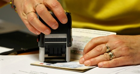 Délivrance d'un visa étudiant, Paris / REUTERS