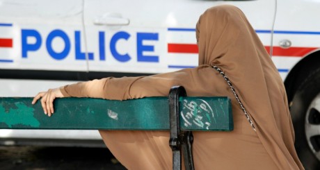 Voiture de police devant une femme en niqab, Lille, septembre 2012 / Reuters
