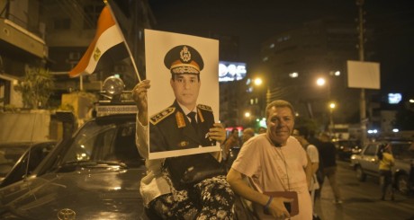 Effigie du ministre de la Défense égyptien brandie par des anti-Morsi, 1er juillet 2013 / AFP