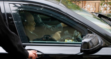 Abdelaziz Bouteflika dans sa voiture, Alger, novembre 2012 / Reuters