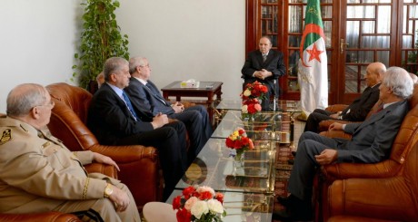 Abdelaziz Bouteflika entouré des autorités algériennes, Alger, 16 juillet 2013 / AFP