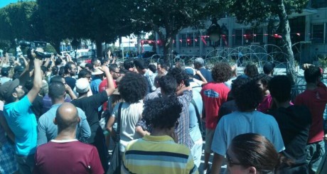 Manifestation devant le minstère de l'Intérieur, Tunis, 25 juillet 2013 / Nawaat