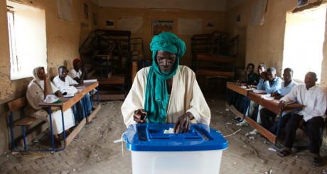 Un électeur malien, Tombouctou, 28 juillet 2013 / Reuters