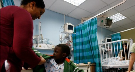 Garçon kenyan de 7 ans à l'hôpital de Holon, Israël, 2008 / REUTERS