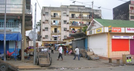 Un quartier populaire d'Abidjan ©Hétéroclite