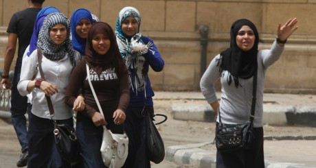 Ecolières dans les rues du Caire, 9 avril 2013 / REUTERS