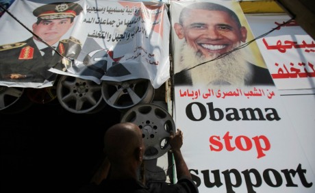 Poster de Barack Obama affublé d’une barbe. REUTERS/Amr Abdallah Dalsh