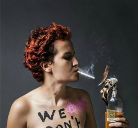 Photo d'Amina Sbouï publiée sur le site des Femen le 15 août 2013. 