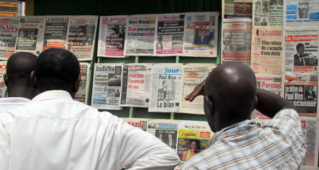 Kiosque à journaux, Yaoundé, novembre 2012 / AFP