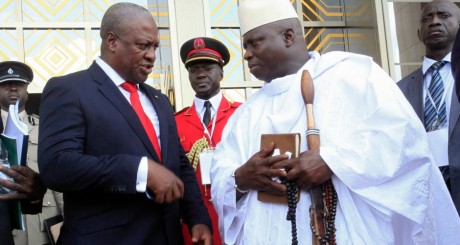 Yahya Jammeh (droite) avec son homologue ghanéen, février 2013 / Reuters