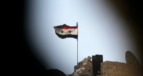 Drapeau syrien sur un bâtiment des forces loyales à Assad, Ashrafieh, septembre 2013 / Reuters