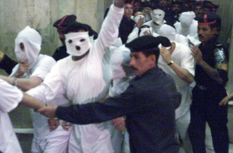 52 personnes accusées d'avoir eu des relations homosexuelles, au Caire, le 14 novembre 2011. REUTERS/Aladin Abdel Naby