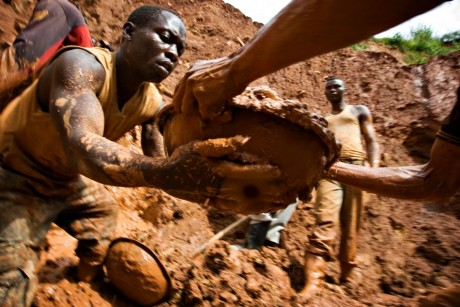 Mine d'or près du village de Kobu au Nord-est du Congo, 2009. REUTERS/Finbarr O'Reilly 