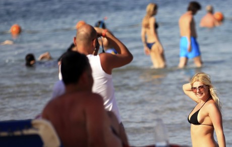 Un touriste prend sa compagne en photo à Sharm el-Sheikh. REUTERS/Amr Abdallah Dalsh