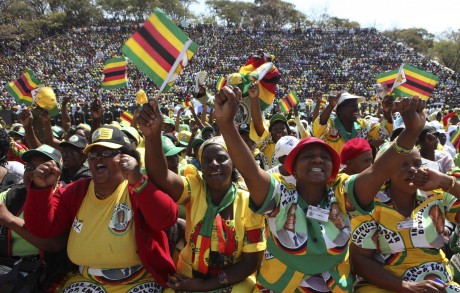 La foule acclamant Mugabe lors de la journée de commémoration des héros à Harare. REUTERS/Philimon Bulawayo 