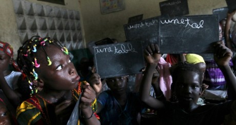 Des élèves d'une école d'Abidjan, avril 2012 / Reuters