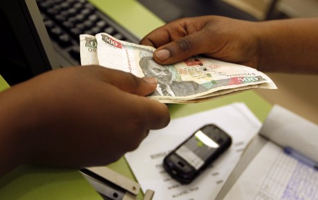 Un transfert d'argent au Kenya REUTERS/Thomas Mukoya