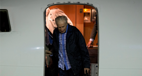 Francis Collomp à sa sortie d'avion, Villacoublay, le 18 novembre 2013 / AFP