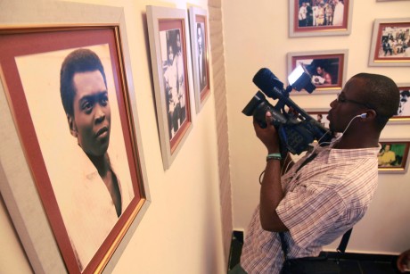 Un cameraman devant une photo de Fela Kuti dans un musée de Lagos. REUTERS/Akintunde Akinleye