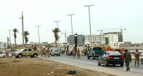 Un check-point à l'entrée de Tripoli, Libye, 18 novembre 2013 / Reuters