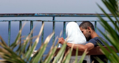 Couple de jeunes sur un banc à Bab-el-Oued, Alger / Reuters