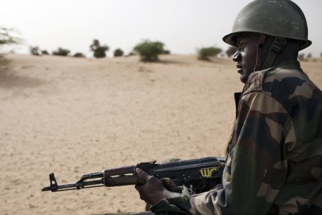  Un soldat malien à Tombouctou. REUTERS/Joe Penney 